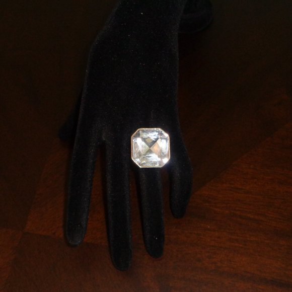 Oversized faux crystal ring- costume jewelry - Picture 7 of 9